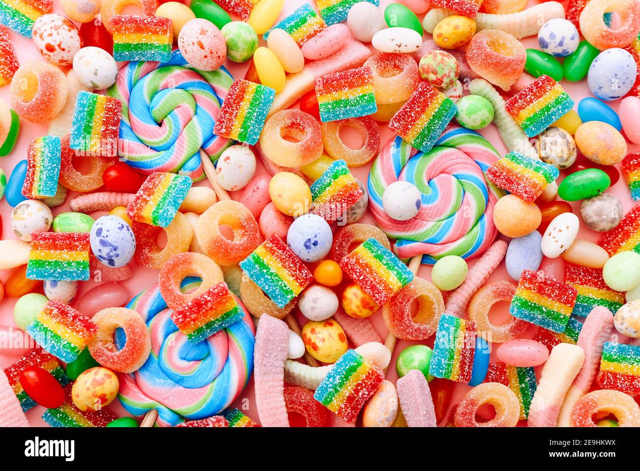 Collezione mista di caramelle colorate, primo piano. Disposizione piatta, vista dall'alto Foto Stock