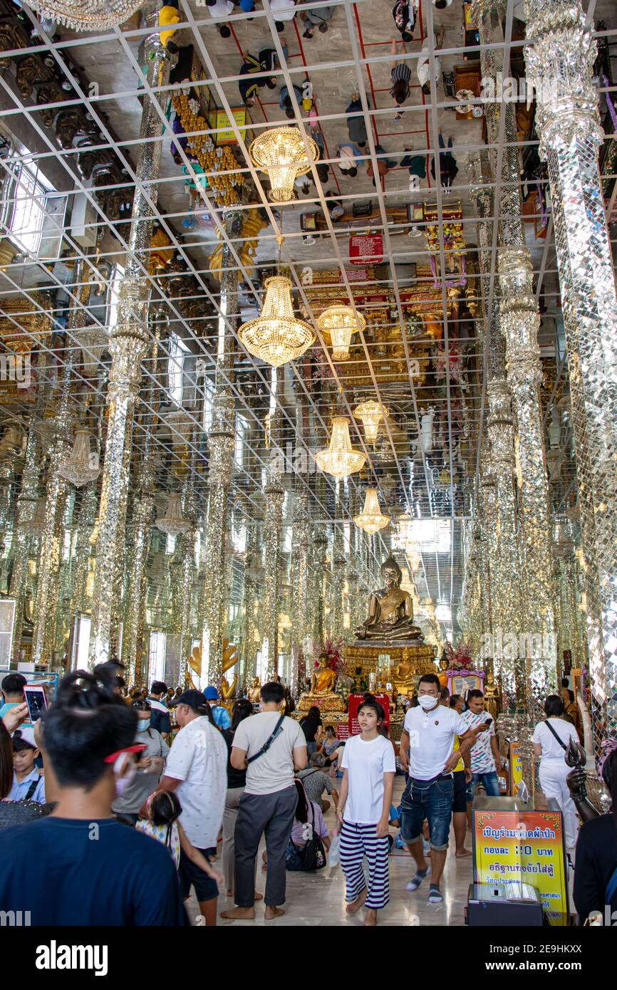 ANG THONG, THAILANDIA, 03 2020 GIUGNO, un interno del tempio buddista con specchio su un soffitto, Wat Muang - Ang Thong. Foto Stock