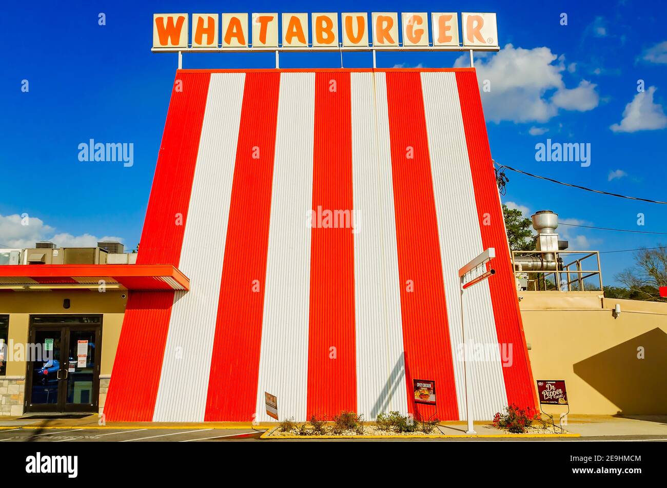 Il classico ristorante con cornice A di Whataburger è raffigurato, il 31 gennaio 2021, a Mobile, Alabama. Foto Stock