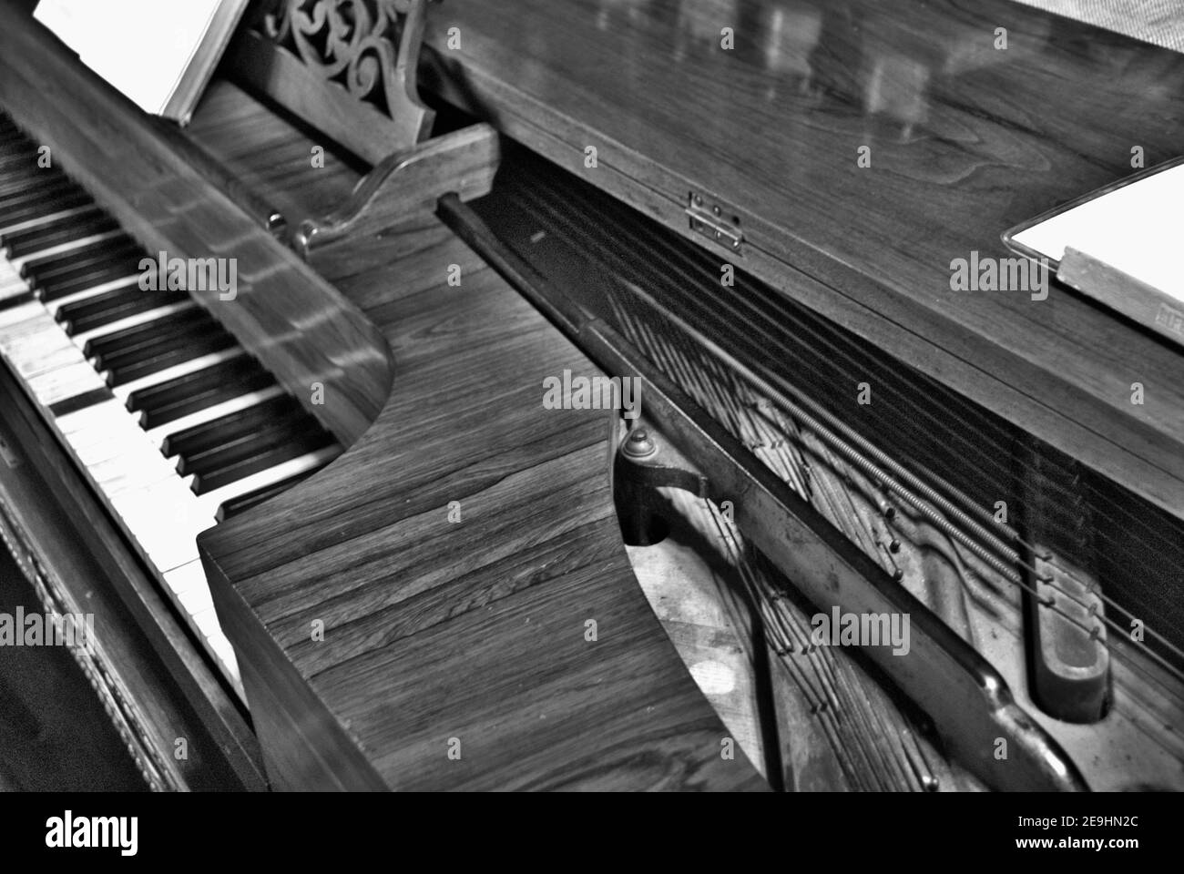 Piano vecchio logoro vicino alle chiavi mancanti Foto Stock