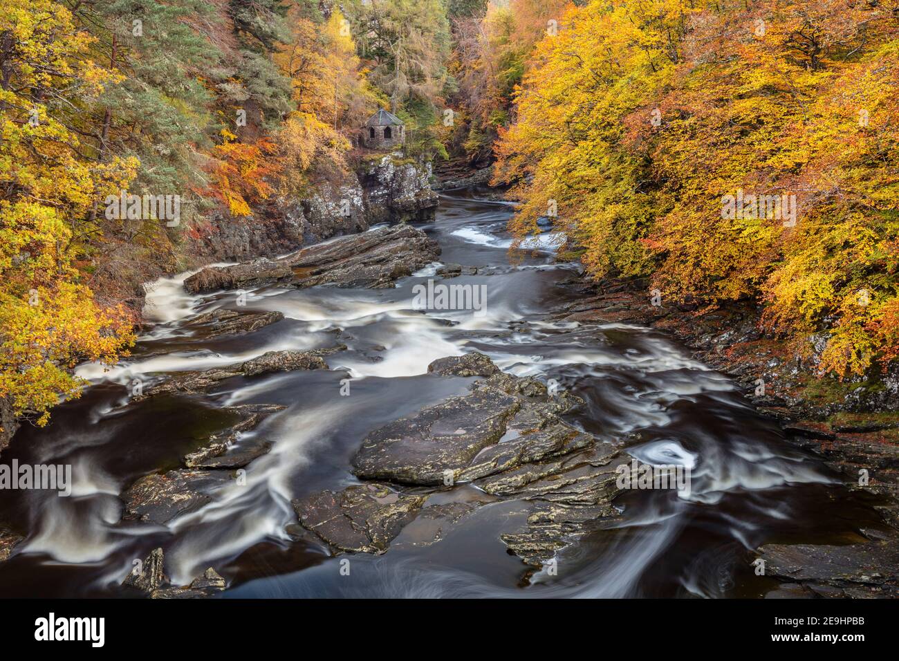 Western Highlands, Scozia: Foresta d'autunno e rifugio panoramico sul fiume Moriston nella città di Invermoriston. Foto Stock