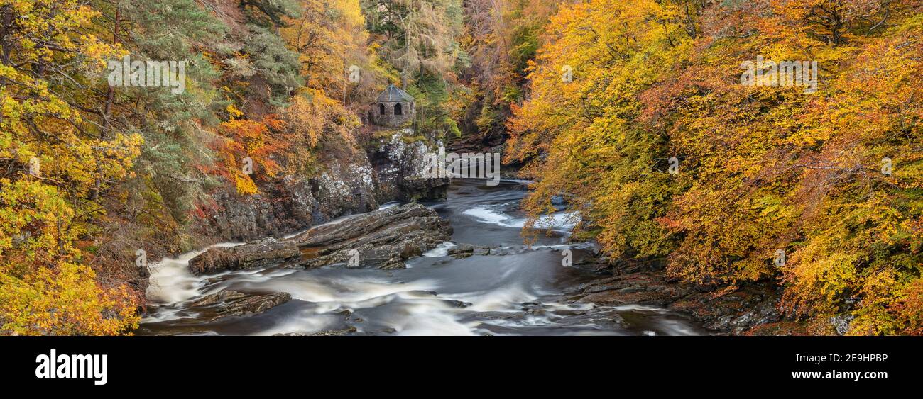 Western Highlands, Scozia: Foresta d'autunno e rifugio panoramico sul fiume Moriston nella città di Invermoriston. Foto Stock