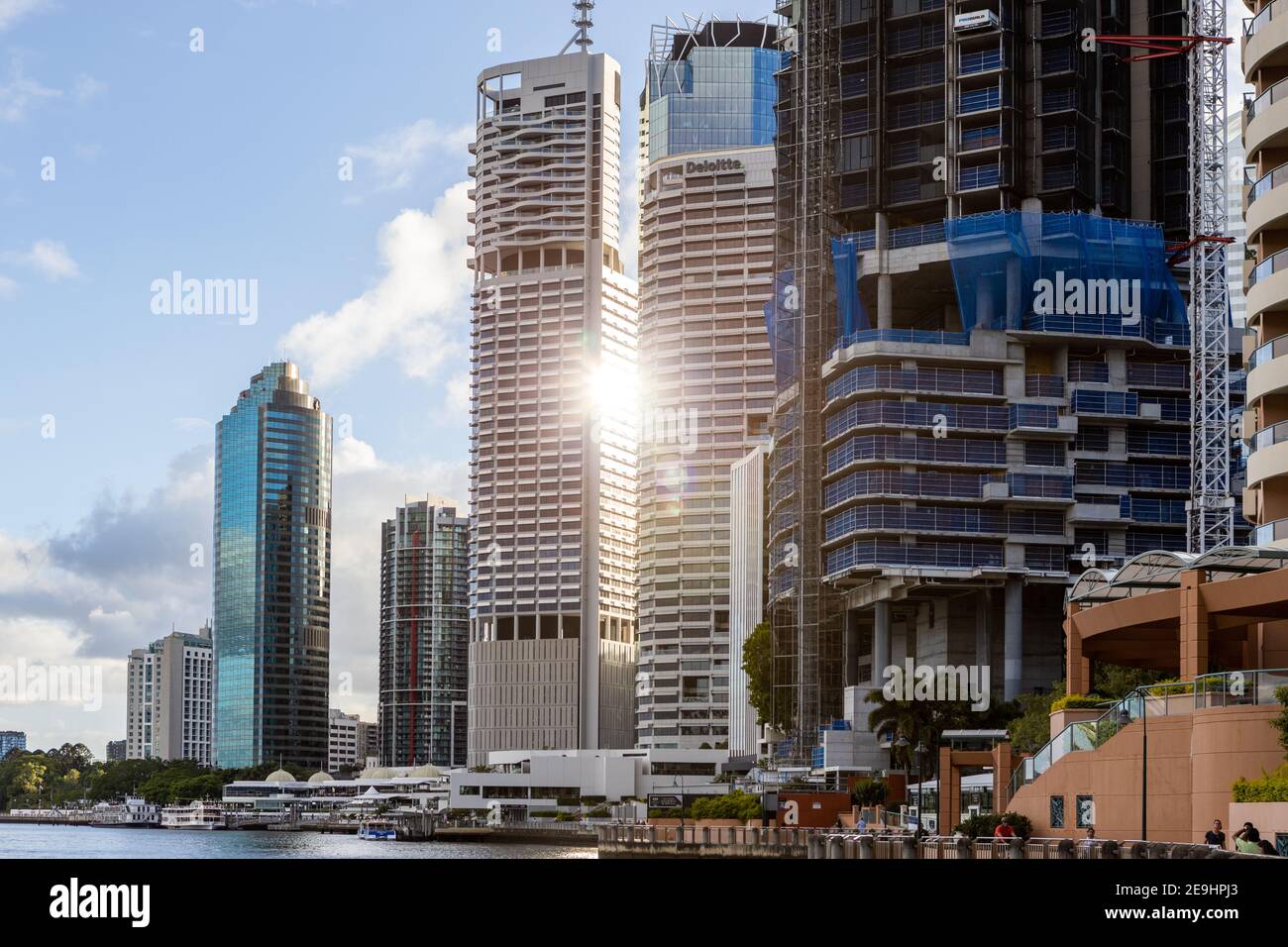 L'iconico paesaggio urbano di Brisbane lungo il fiume Brisbane con il sole che riflette gli edifici del Queensland il 31 gennaio 2021 Foto Stock