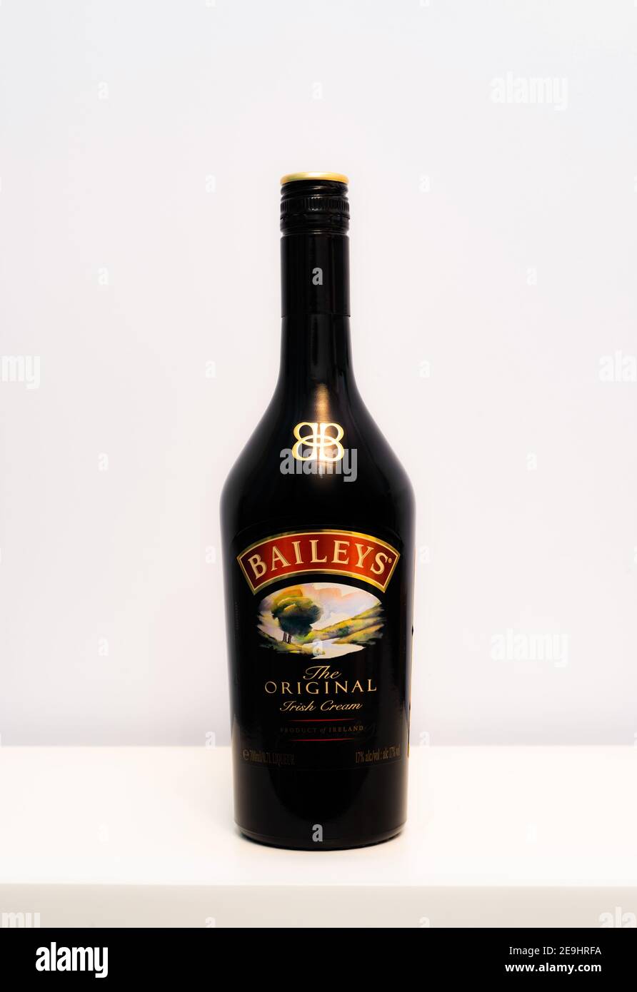 Bottiglia di liquore Baileys in piedi sul bianco Foto Stock