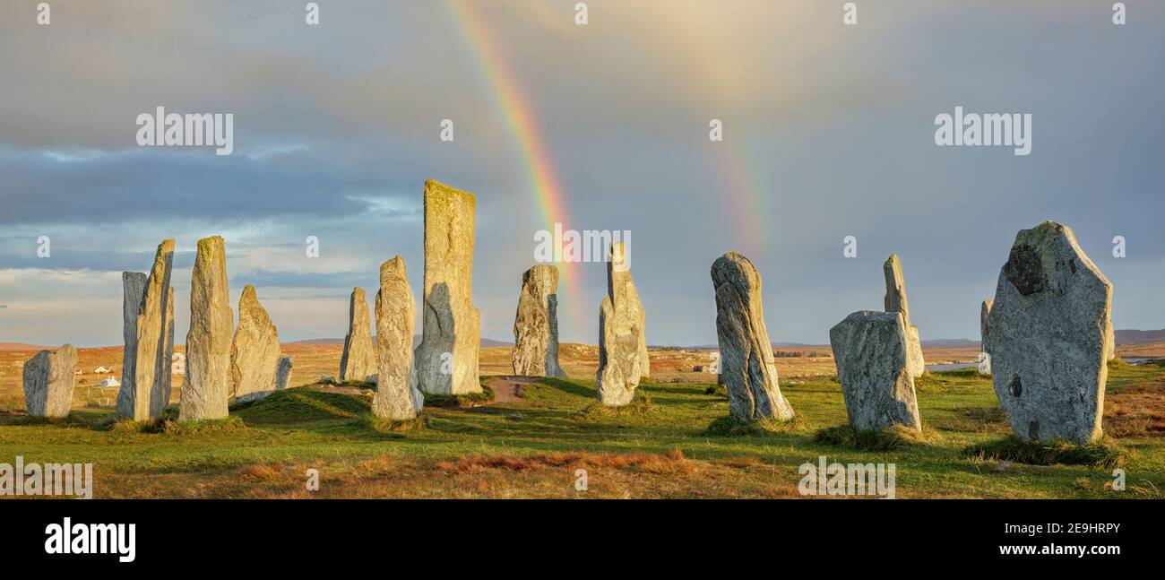 Isola di Lewis e Harris, Scozia: Doppio arcobaleno e cielo di schiarimento alle pietre Callanish Standing Foto Stock
