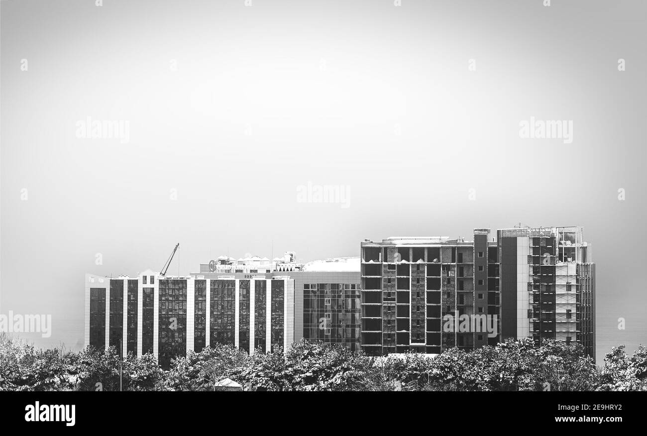 paesaggio urbano invernale con appartamenti e uffici in costruzione Foto Stock