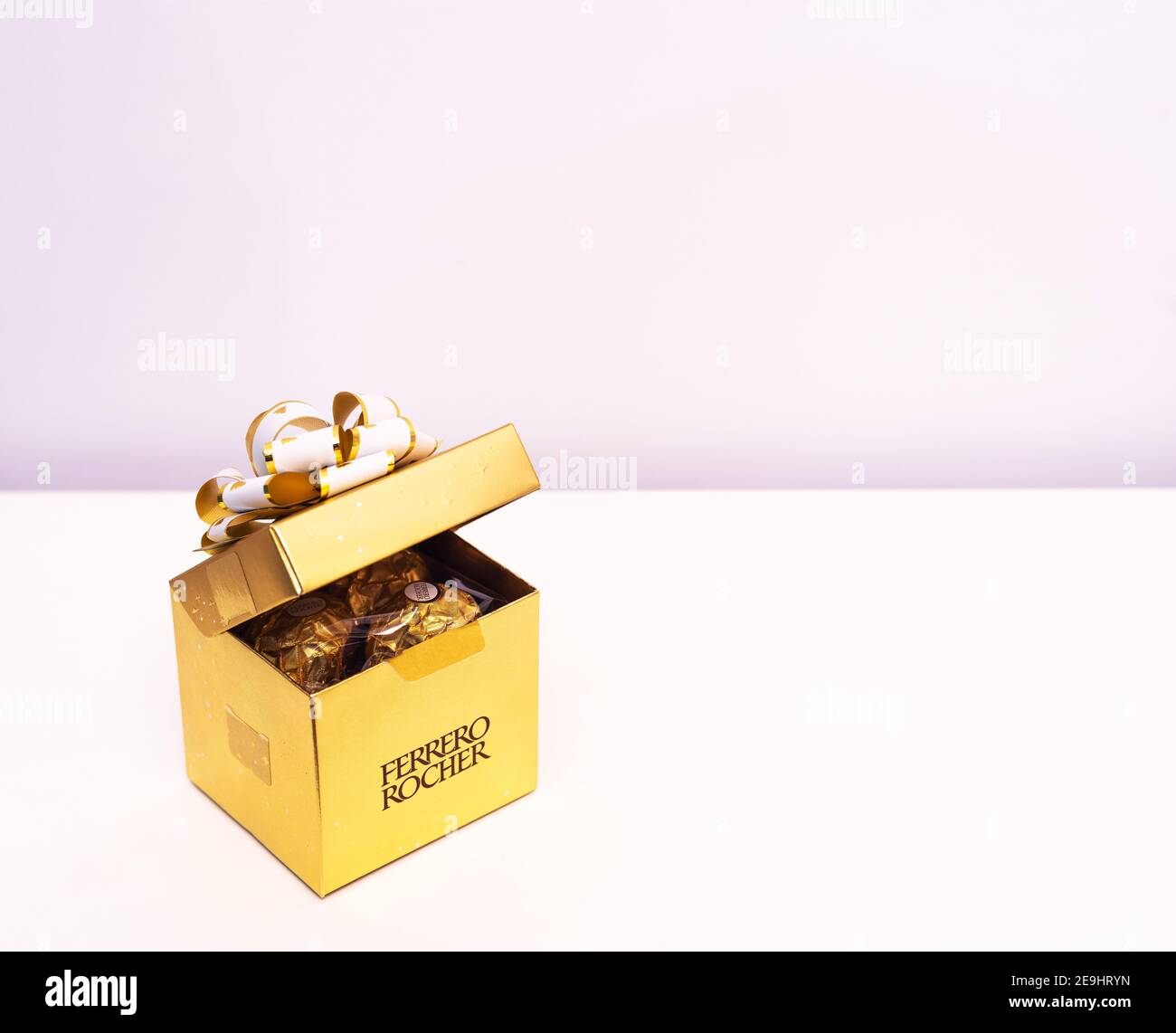 I dolci Ferrero Rocher nella confezione regalo sono di colore bianco sfondo  Foto stock - Alamy