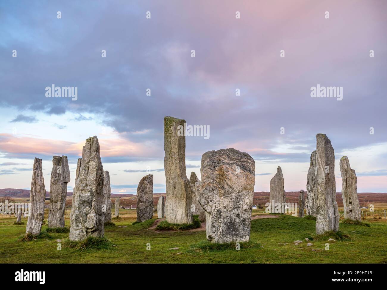 Isola di Lewis e Harris, Scozia: Cielo di tramonto alle pietre di Callanish Standing Foto Stock