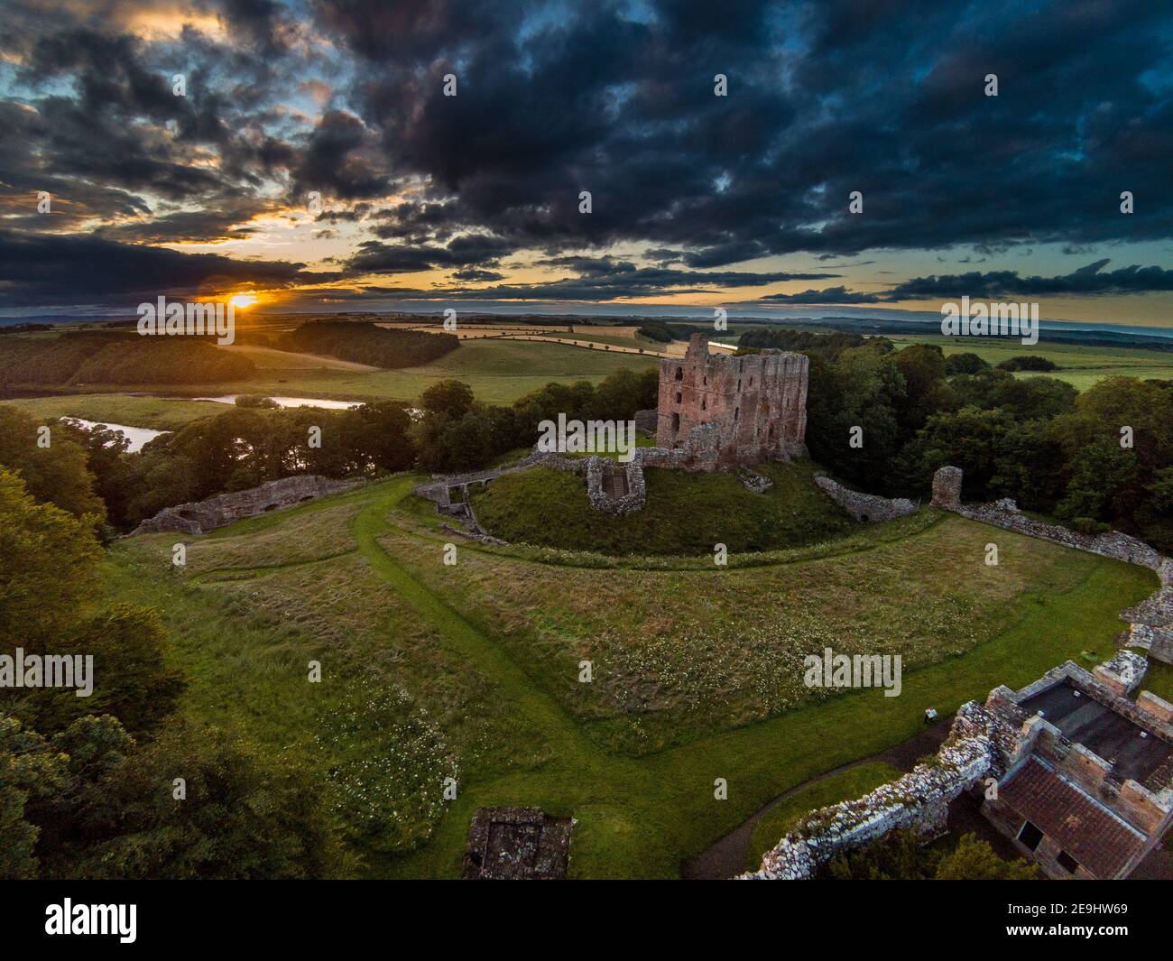 Il castello di Norham uno dei più importanti dei castelli di confine è stato costruito nel 1121 dai Vescovi di Durham una lunga e turbolenta storia ha visto molte famose Foto Stock