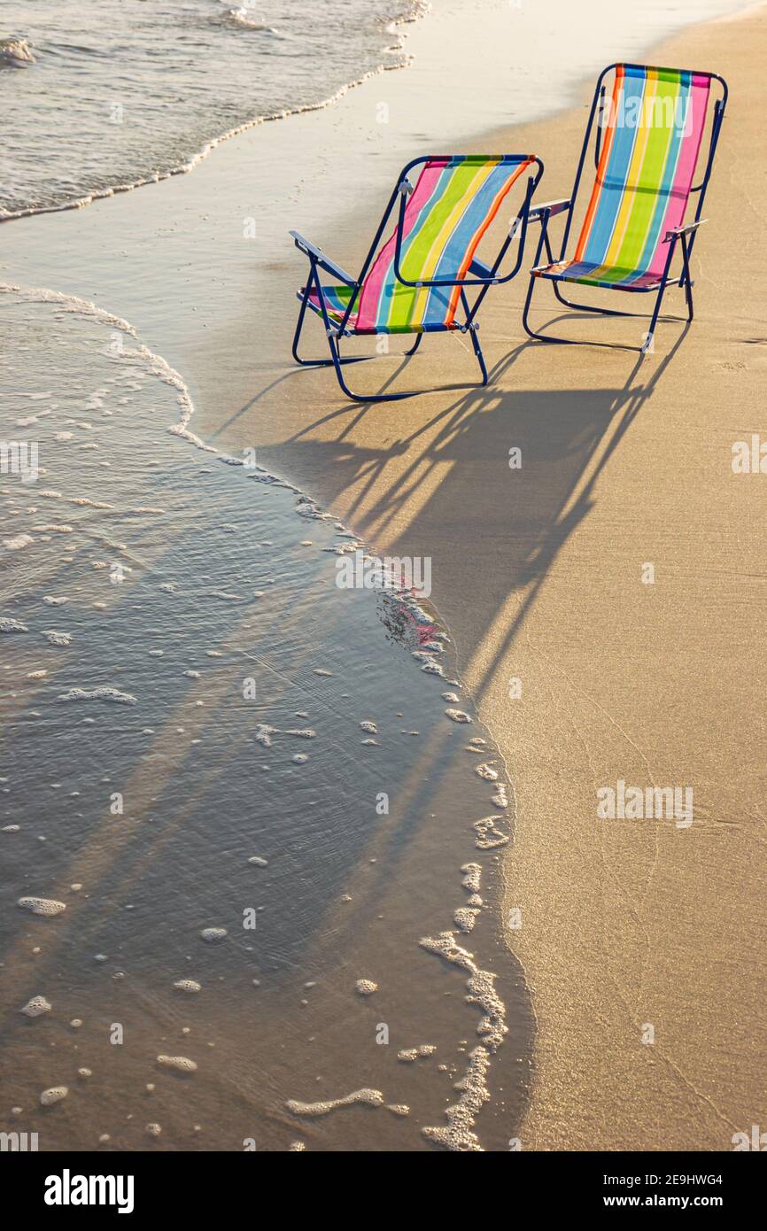 Alabama Orange Beach Golfo di Costa del Messico surf, sedie pieghevoli sabbia ombre, Foto Stock
