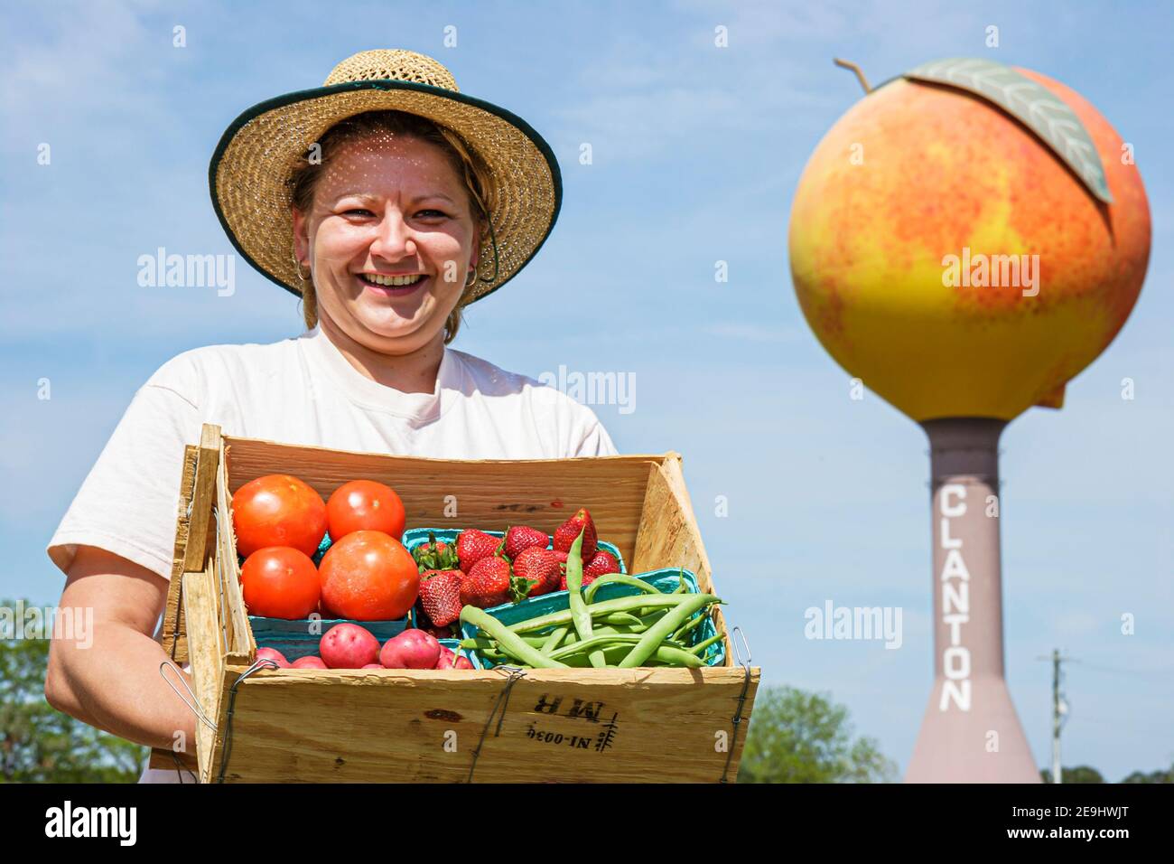 Alabama Clanton Headley's frutta fresca e verdure, produzione locale proprietario di strada donna femmina coppia business, pesca a forma di torre d'acqua, Foto Stock