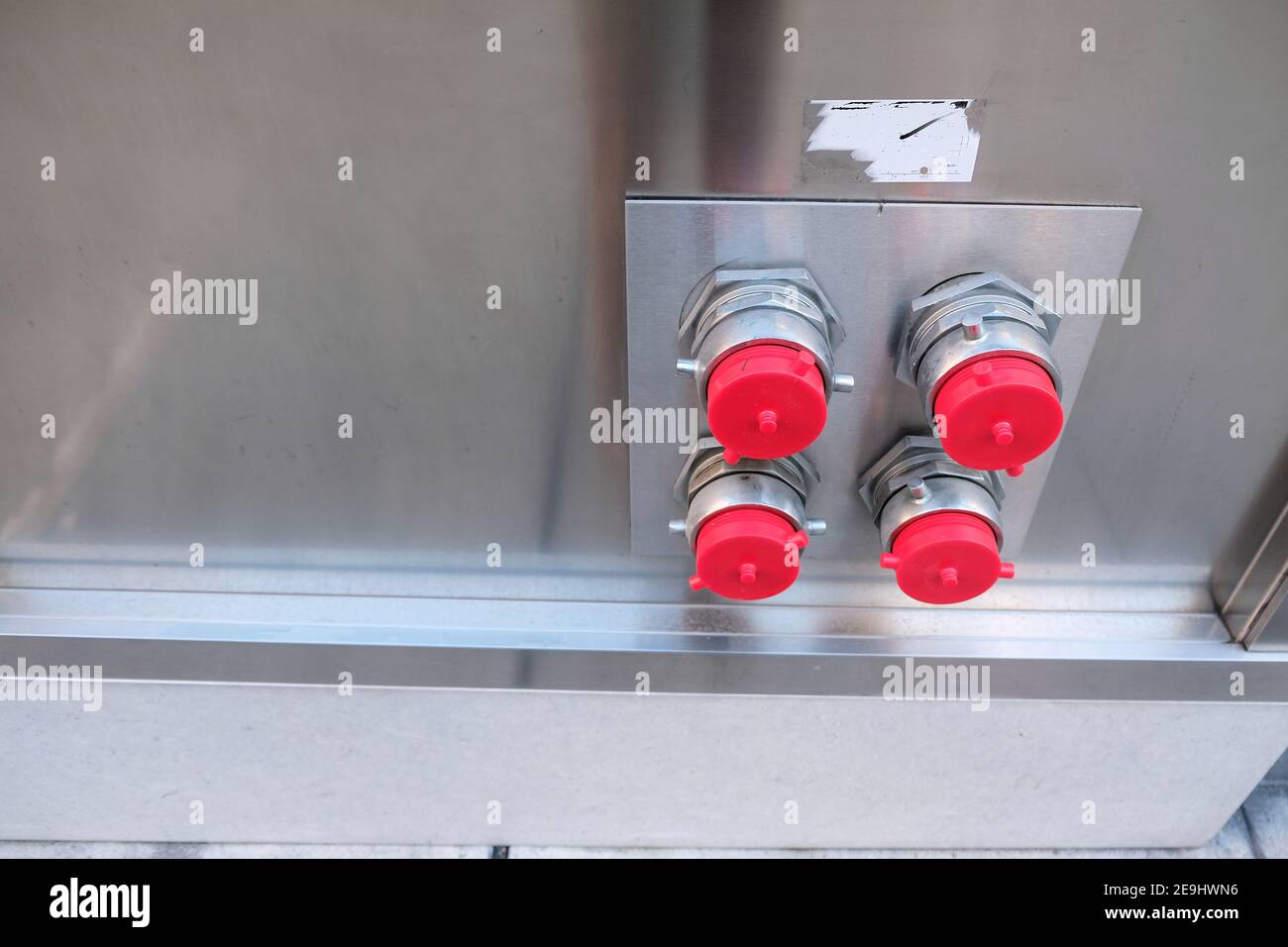 Nuovi tappi di collegamento in plastica rossa per il reparto antincendio su connettori standard di sicurezza antincendio installati di recente in un nuovo edificio di uffici. Foto Stock Nuovi tappi di collegamento in plastica rossa per il reparto antincendio su connettori standard di sicurezza antincendio installati di recente in un nuovo edificio di uffici. Foto Stock