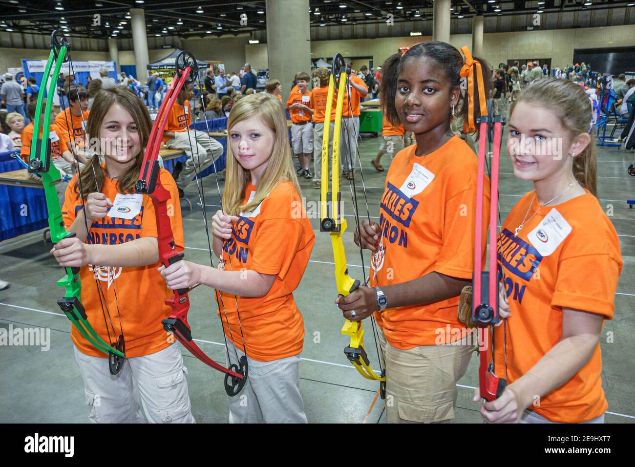 Birmingham Alabama, BJCC Archery nel campionato di Stato delle scuole, ragazze degli studenti che tengono Bow Black girl, Foto Stock