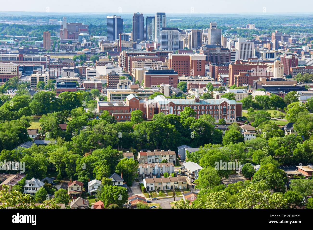 Birmingham, Alabama, vista del centro dall'osservatorio della torre del Vulcan Park, case degli edifici dello skyline della città, Foto Stock