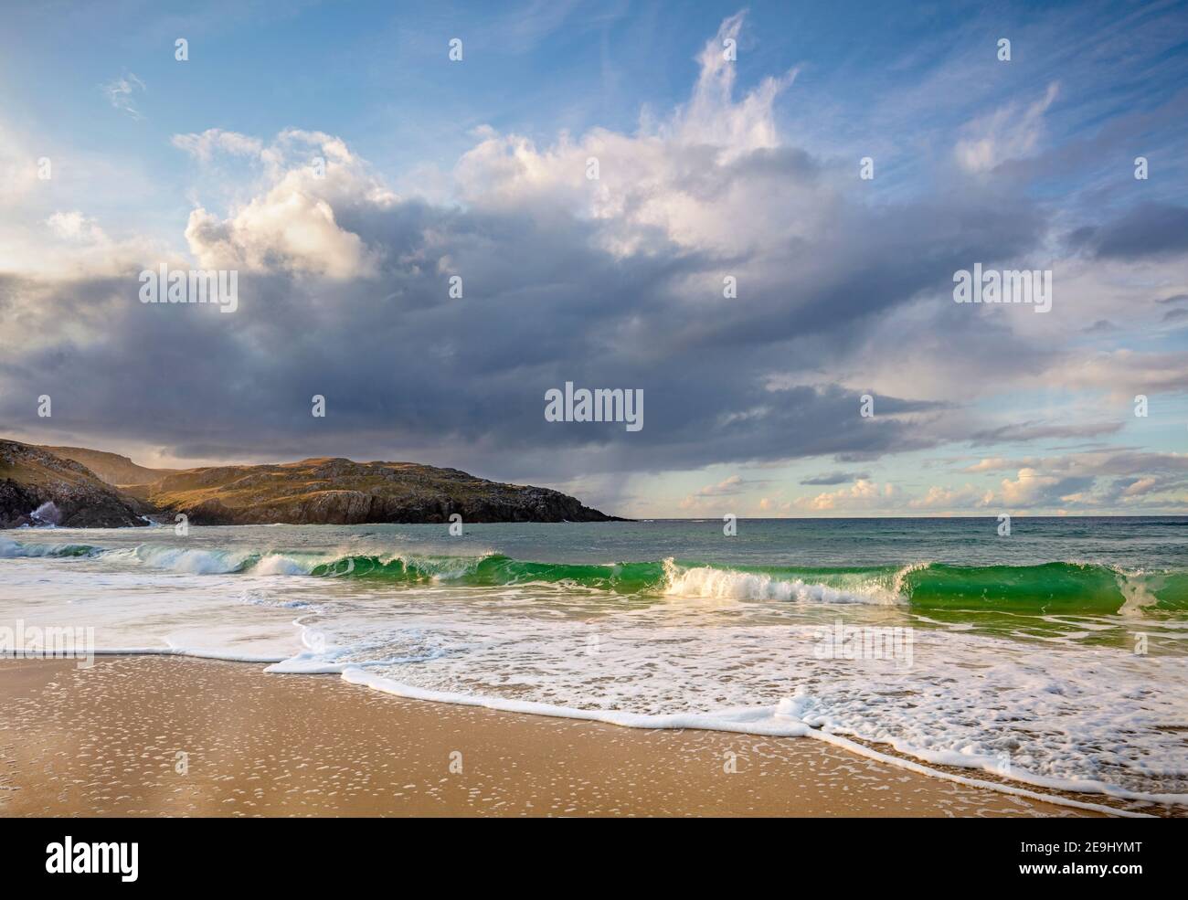 Isola di Lewis e Harris, Scozia: Onde che rompono sulle sabbie della spiaggia di Dail Mor (Dalmore) sul lato nord dell'isola di Lewis Foto Stock