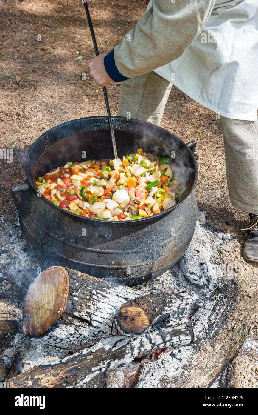 Alabama Marbury Confederate Memorial Park, rievocazione della Guerra civile, zuppa di zuppa di falò soldato agitazione, Foto Stock