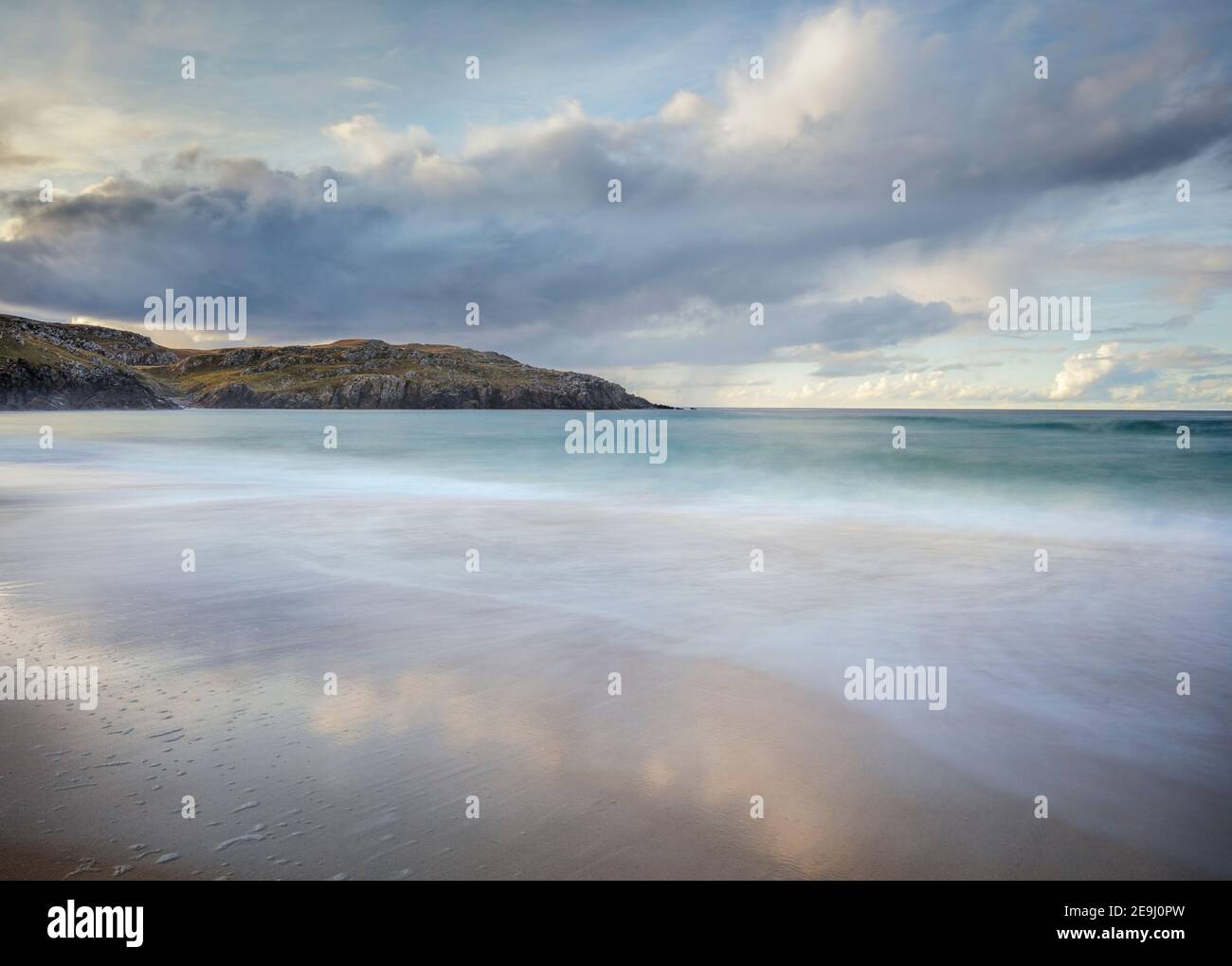 Isola di Lewis e Harris, Scozia: Onde sulle rive della spiaggia di Dail Mor (Dalmore) sul lato nord dell'isola di Lewis Foto Stock