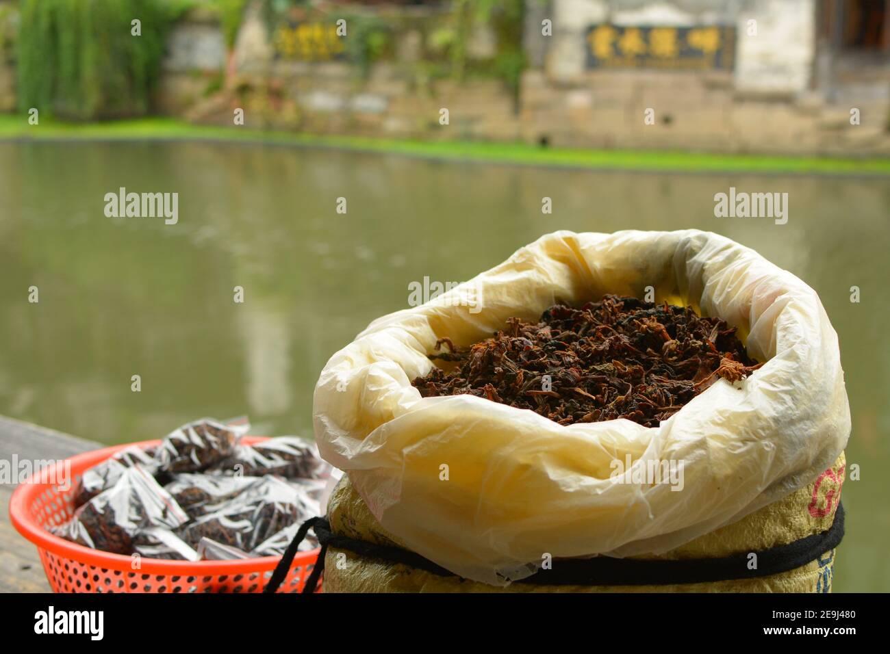 Mei cai essiccazione e in vendita dal vecchio canale a Jiaxing, Cina. Famosa verdura secca perfetta per cuocere con la pancia di maiale per un sapore meraviglioso. Foto Stock