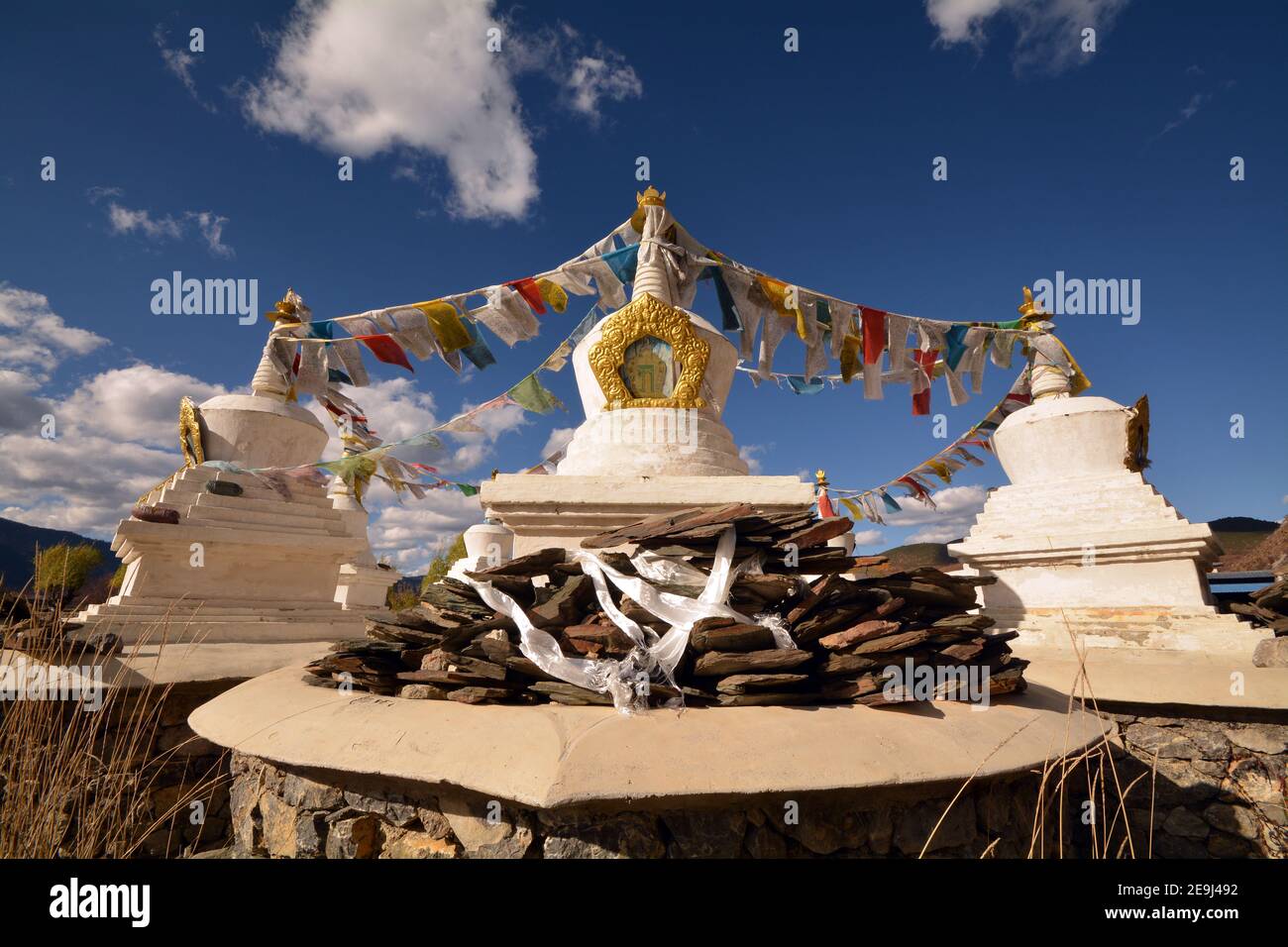 Sito religioso nel villaggio di Napa Hai riserva naturale, Yunnan, Cina. Si richiede di girarlo solo in una direzione e di non toccarlo. Foto Stock