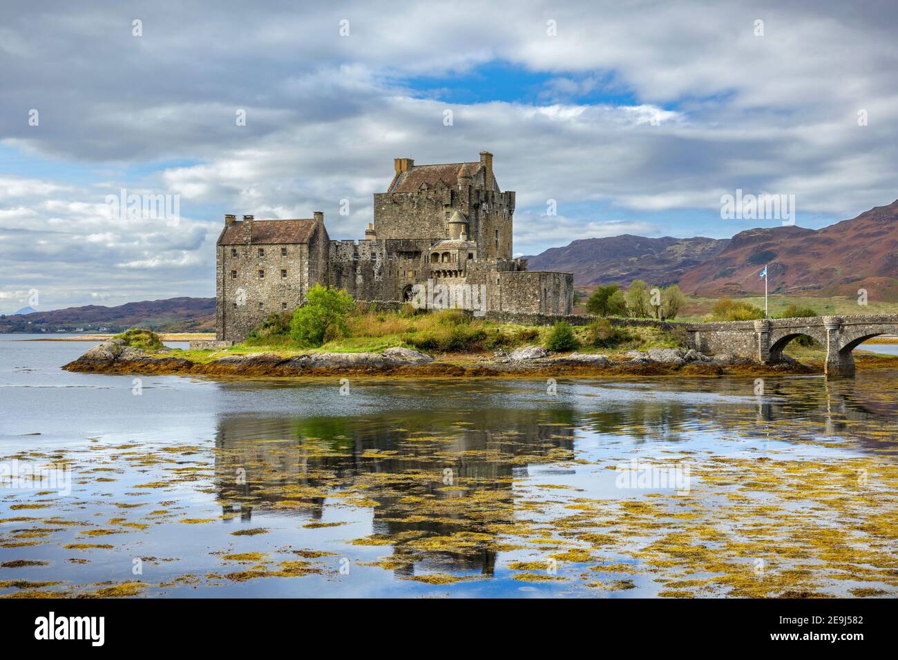 Western Highlands, Scozia: Castello di Eilean Donan e riflessioni, Kyle of Lochalsh, Kintail National Scenic Area Foto Stock