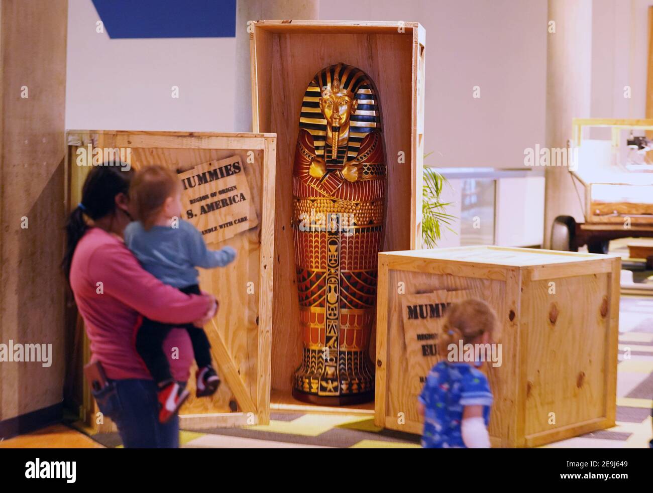 St. Louis, Stati Uniti. 04Feb 2021. I visitatori del St. Louis Science Center, camminano davanti a una mostra che pubblicizzava la Mummies of the World Exhibition che si prepara ad aprire a St. Louis giovedì 4 febbraio 2021. La mostra presenta 40 mummie umane e animali reali e 85 manufatti rari provenienti da tutto il mondo, fornendo una finestra sulla vita di persone provenienti da ogni regione del mondo. Photo by Bill Greenblatt /UPI Credit: UPI/Alamy Live News Foto Stock