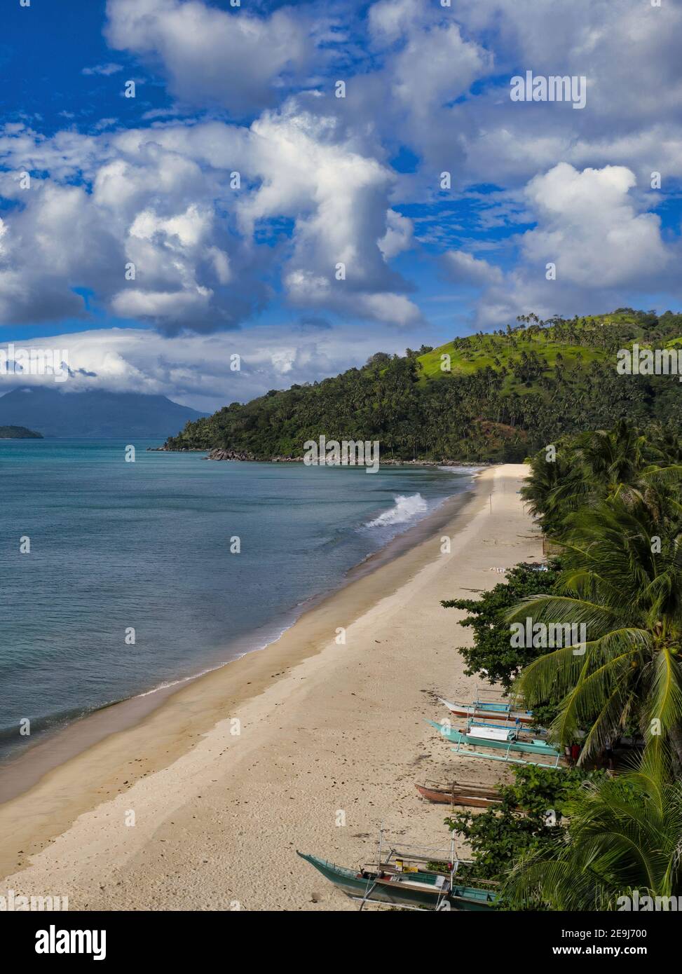 Vista aerea con un drone di Erawan Beach, San Vicente, Palawan, Filippine Foto Stock