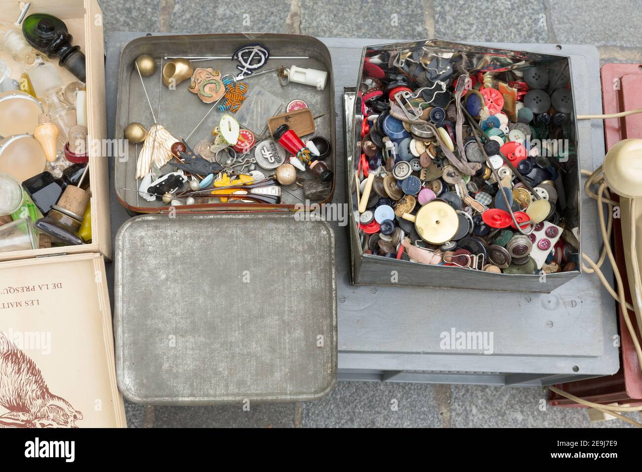 Parigi, Francia aghi, Pins e bottoni al mercato delle pulci di Parigi Foto Stock