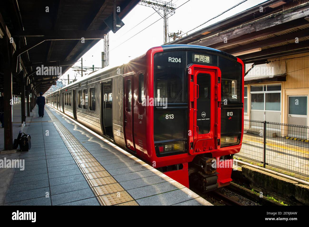 Oita / Giappone - Ott 20 2018 : il treno rosso Kyushu Railway ferma alla stazione JR di Yufuin, nel pomeriggio non ci sono ancora persone sul treno. Là Foto Stock