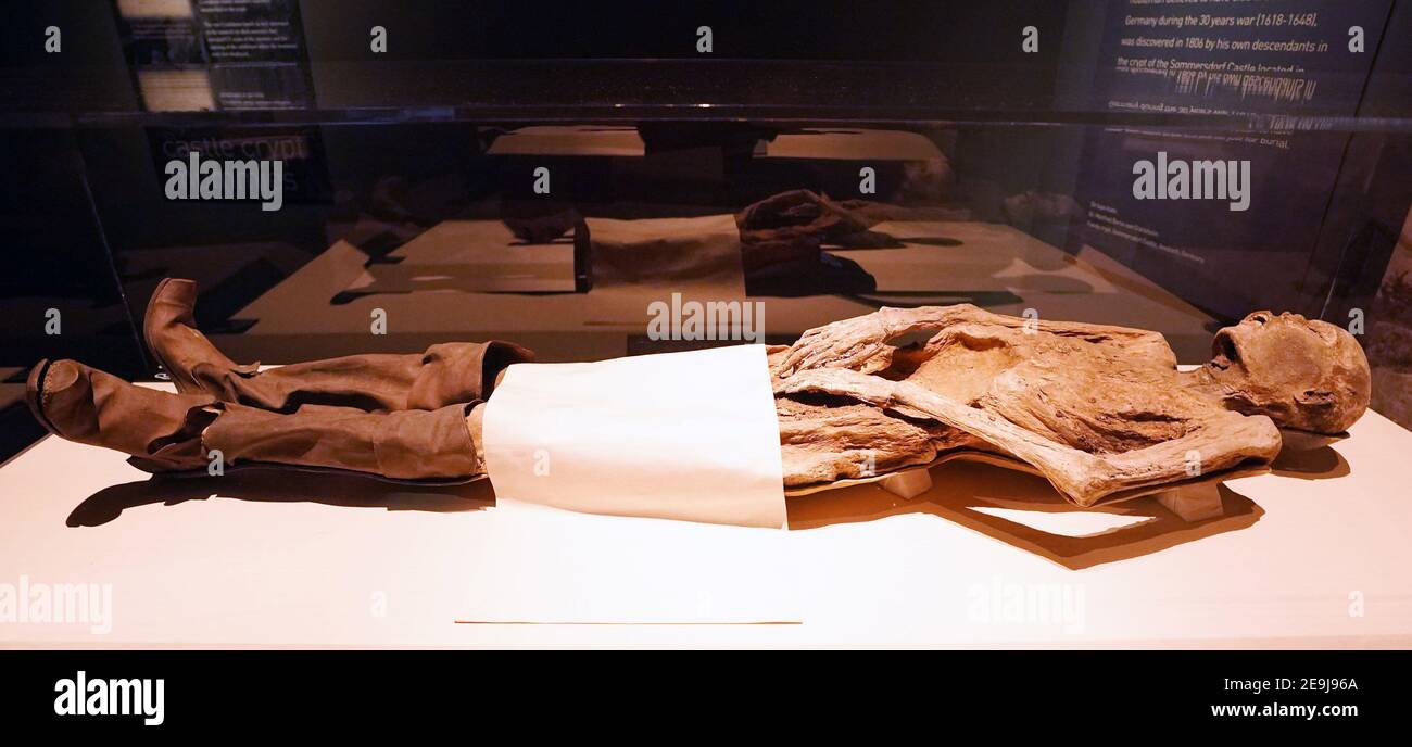 St. Louis, Stati Uniti. 04Feb 2021. Il corpo del Barone von Holz è esposto come parte della Mummies of the World Exhibition al St. Louis Science Centre di St. Louis giovedì 4 febbraio 2021. La mostra presenta 40 mummie umane e animali reali e 85 manufatti rari provenienti da tutto il mondo, fornendo una finestra sulla vita di persone provenienti da ogni regione del mondo. Baron von Holz morì all'inizio del XVII secolo a circa 45 anni e fu sepolto con nuovi stivali in pelle. Photo by Bill Greenblatt /UPI Credit: UPI/Alamy Live News Foto Stock