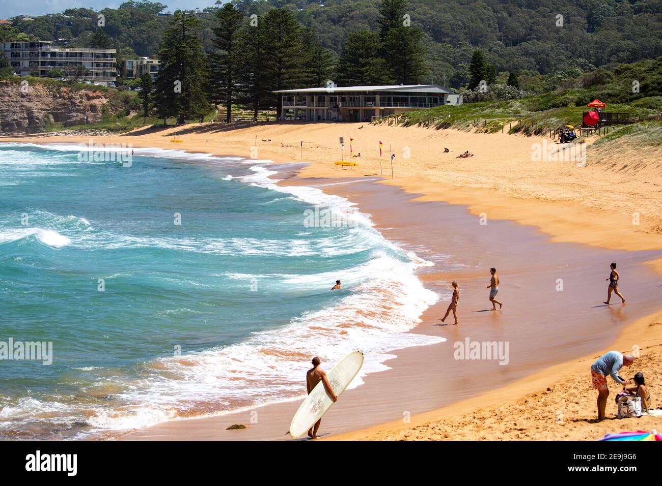 Surfisti e amanti della spiaggia su Avalon Beach a Sydney nord Spiagge, NSW, Australia Foto Stock