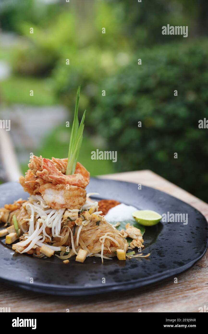 Cibo tailandese pad thailandese locale cibo fritto noodle con gamberi Foto Stock