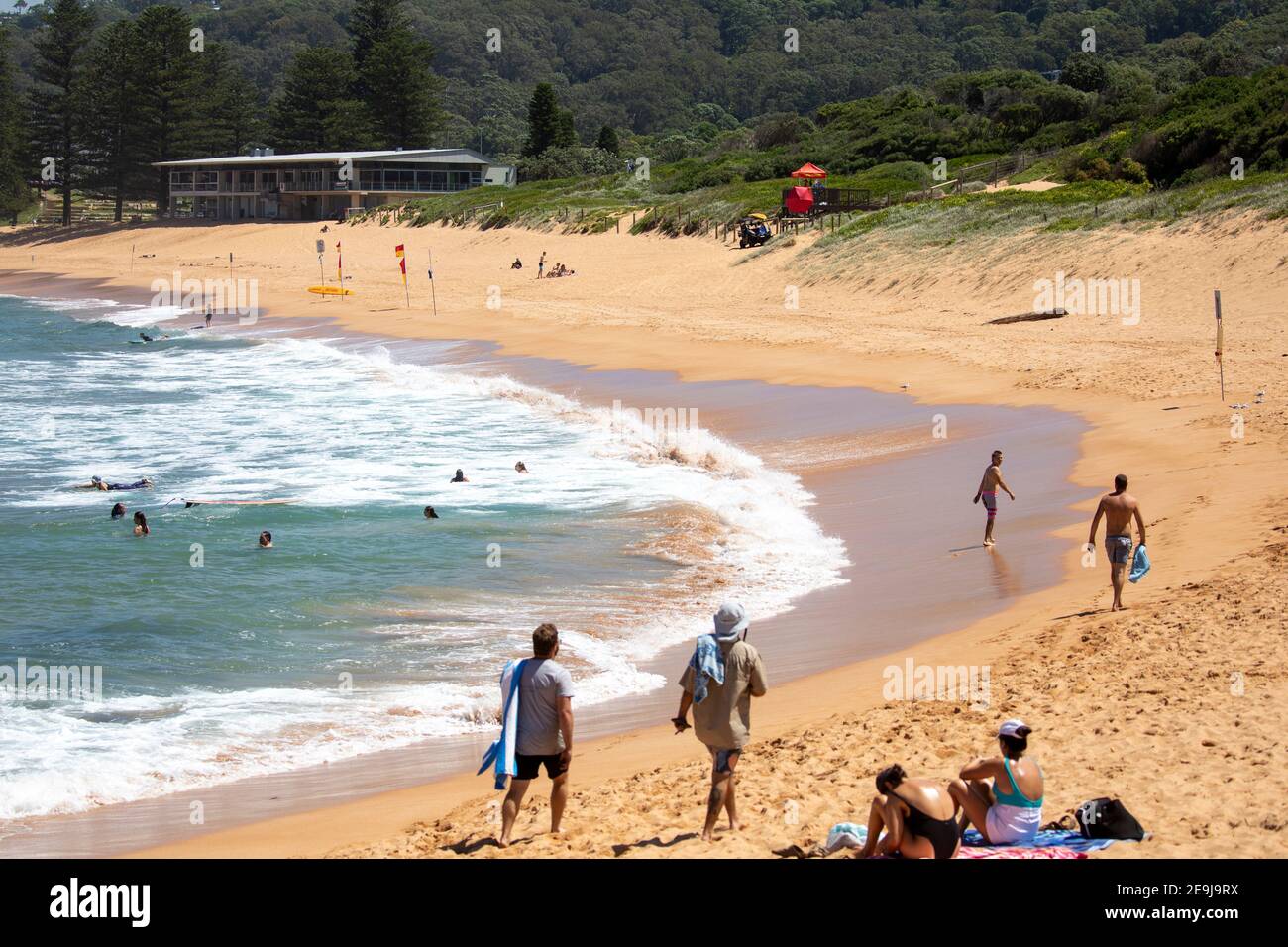 Surfisti e amanti della spiaggia su Avalon Beach a Sydney nord Spiagge, NSW, Australia Foto Stock