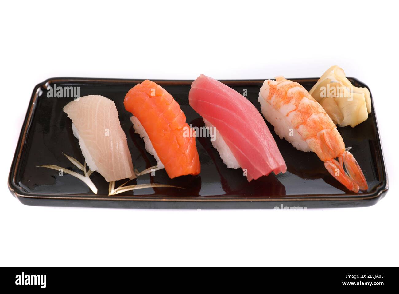 Set di sushi, sushi giapponese cibo salmone tonno gamberi e spigola isolato in fondo bianco Foto Stock