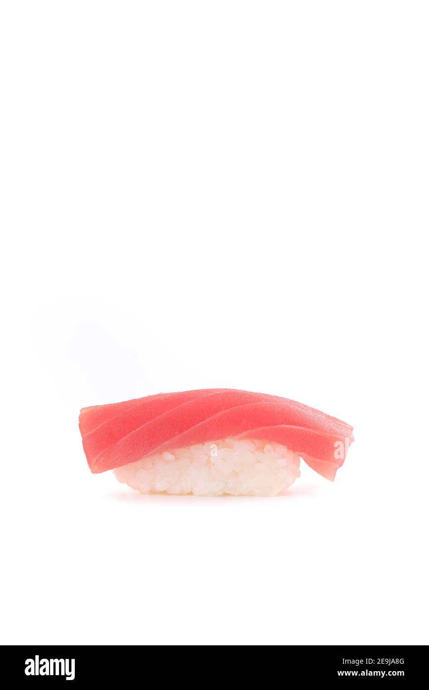 Sushi di tonno, cibo giapponese isolato su sfondo bianco Foto Stock