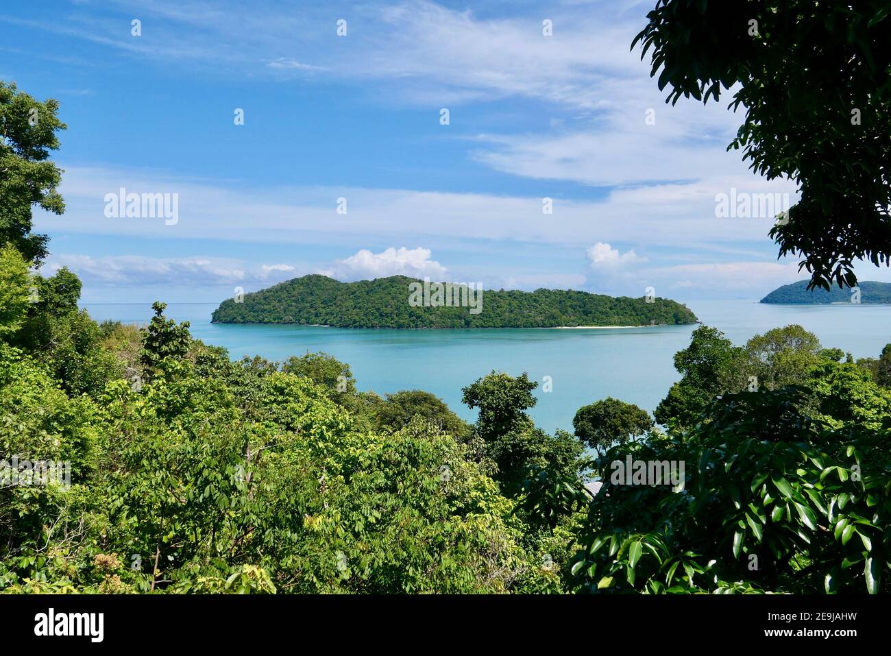 Splendida vista sul mare e sulla giungla da una villa con piscina privata sull'Isola di Langkawi, Malesia Foto Stock