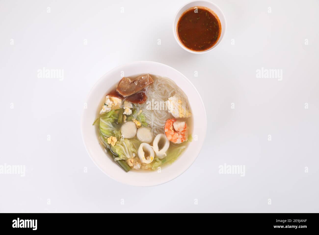 Cibo locale, zuppa di sukiyaki thailandese isoated in cibo di strada di fondo bianco Foto Stock