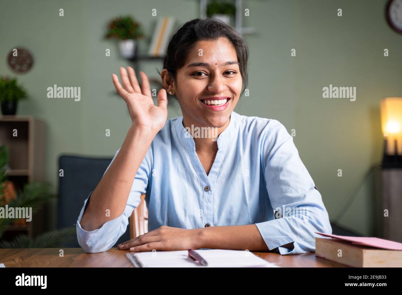 POV girato di giovane donna di affari che fa il gesto di namaste alla macchina fotografica - concetto di video chat, conferenza o vlogging da casa guardando la macchina fotografica Foto Stock