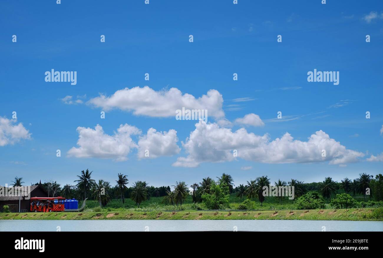 Pattaya, Chonburi / Thailandia - 08/08/2020: Vista da un grande stagno con cielo blu chiaro con belle nuvole soffici a Suanthai Pattaya. Foto Stock