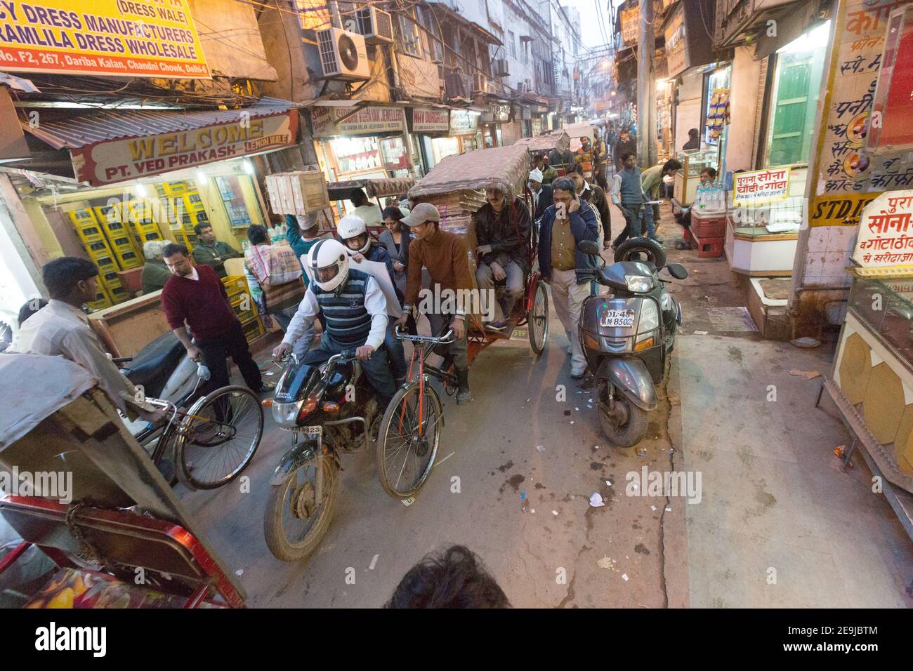 Delhi, India traffico in Chadni Cowk. Pedicabs e Tuk Tuks aspettano che il traffico si muova. Foto Stock