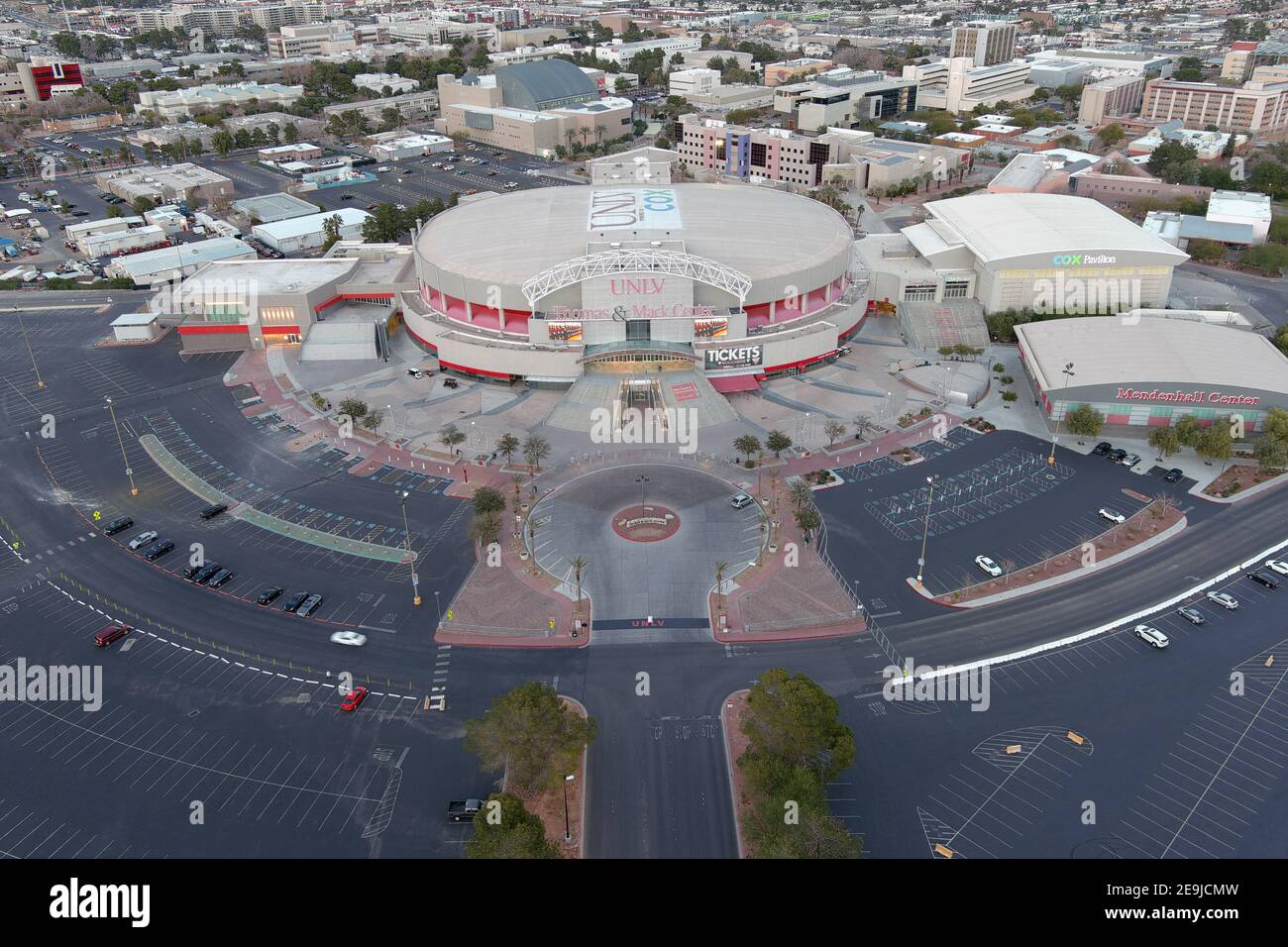 Una vista aerea del Thomas & Mack Centeron il campus dell'Università del Nevada Las Vegas, Mercoledì, 3 febbraio 2021, a Las Vegas. L'arena è l'hom Foto Stock