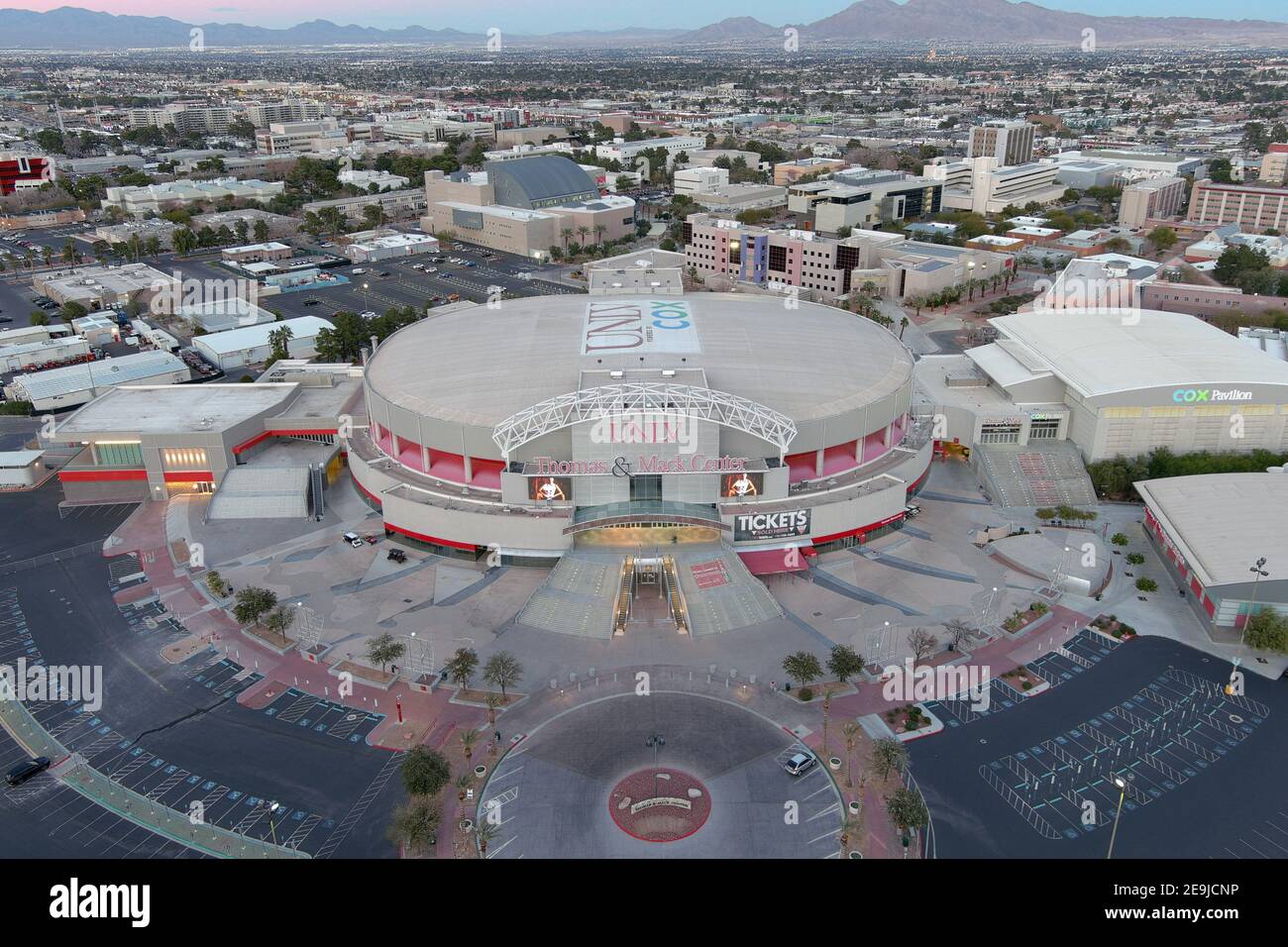 Una vista aerea del Thomas & Mack Centeron il campus dell'Università del Nevada Las Vegas, Mercoledì, 3 febbraio 2021, a Las Vegas. L'arena è l'hom Foto Stock