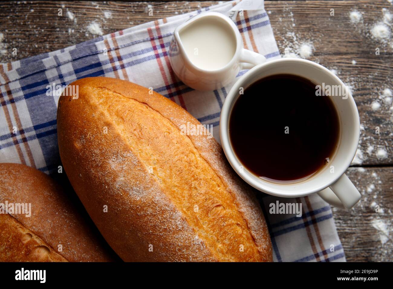 Primo piano su loafs di pane senza lievito con caffè Foto Stock