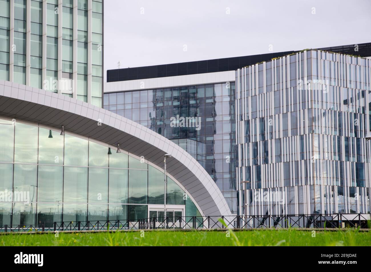 Roma, Italia. Gennaio 2021. Moderni edifici per uffici in un quartiere degli affari. Costruzioni in vetro e acciaio Foto Stock