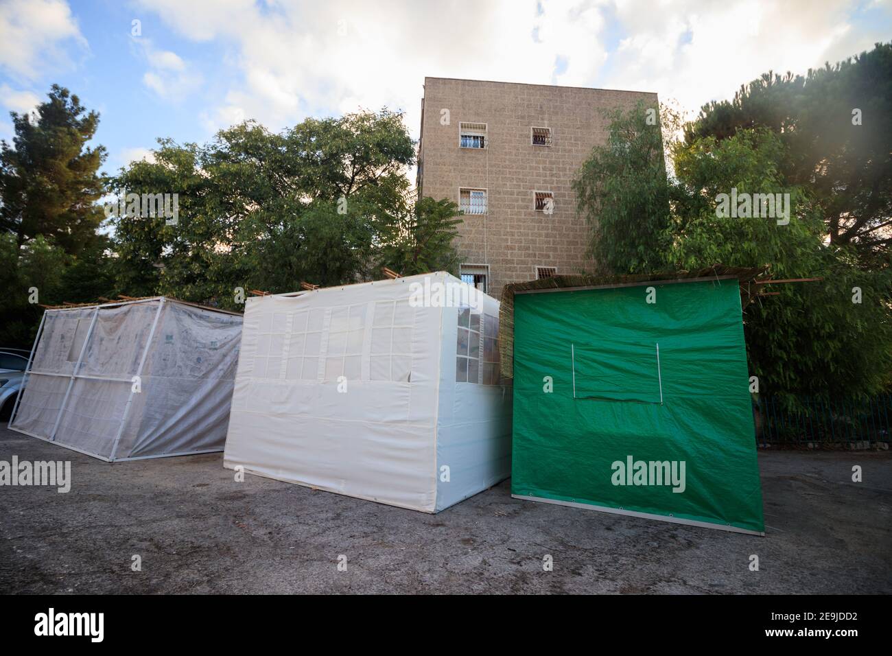 Tre Sukkot posti sulla strada durante la festa ebraica chiamato Sukkot, Gerusalemme, Israele. Foto Stock