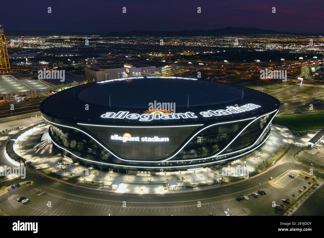Una vista aerea dello stadio Allegiant, mercoledì 3 febbraio 2021, a Las Vegas. Lo stadio è la sede dei Las Vegas Raiders e dei ribelli dell'UNLV. Foto Stock