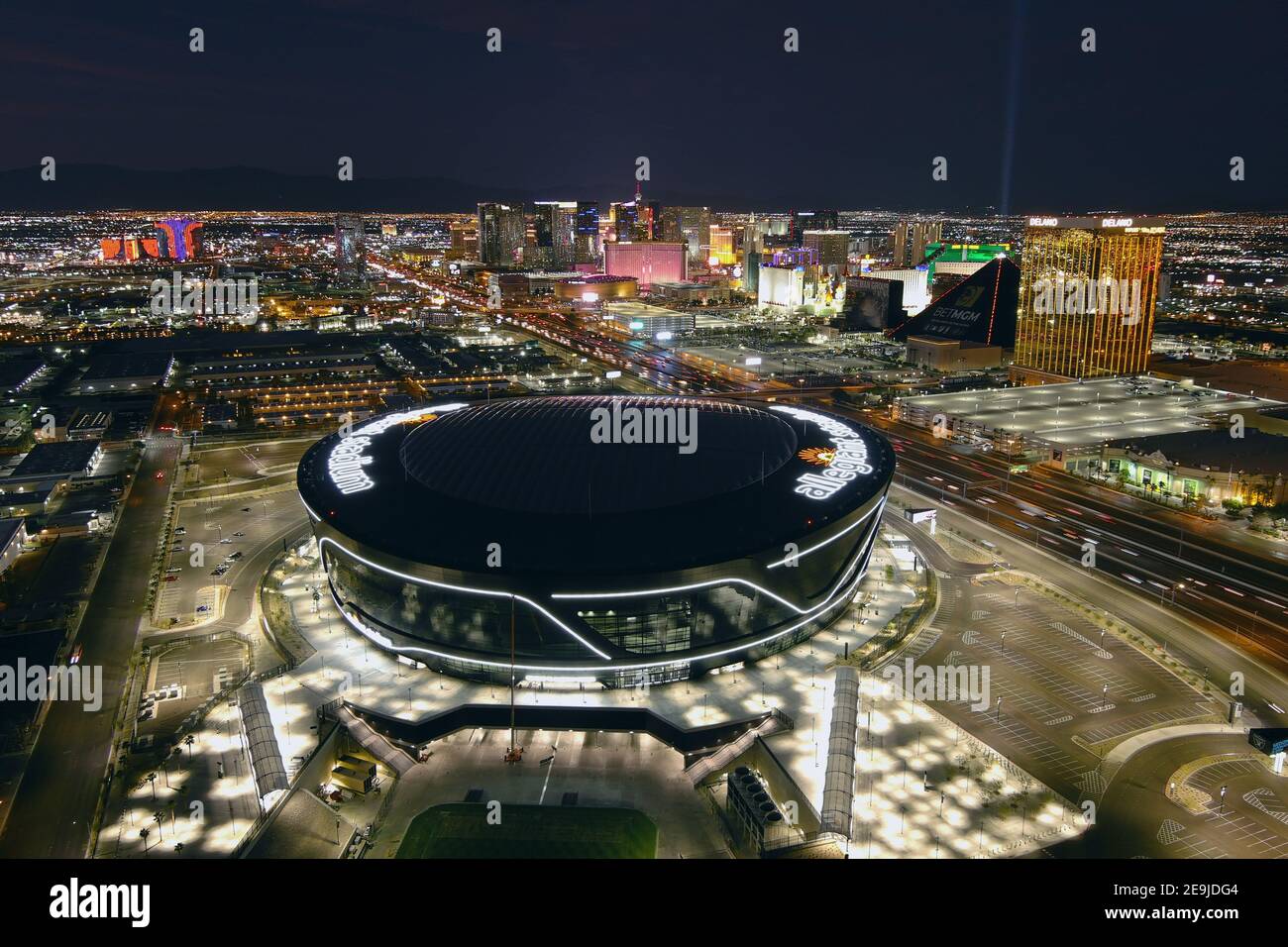 Una vista aerea dello stadio Allegiant, mercoledì 3 febbraio 2021, a Las Vegas. Lo stadio è la sede dei Las Vegas Raiders e dei ribelli dell'UNLV. Foto Stock