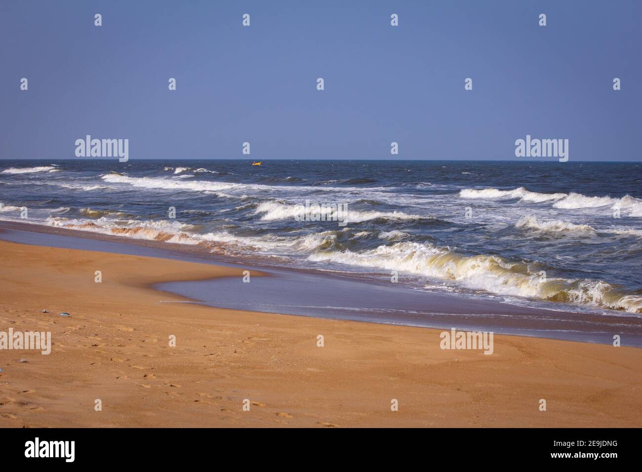 Bella vista delle onde della baia del Bengala lungo Kovalam Beach, Chennai, India Foto Stock