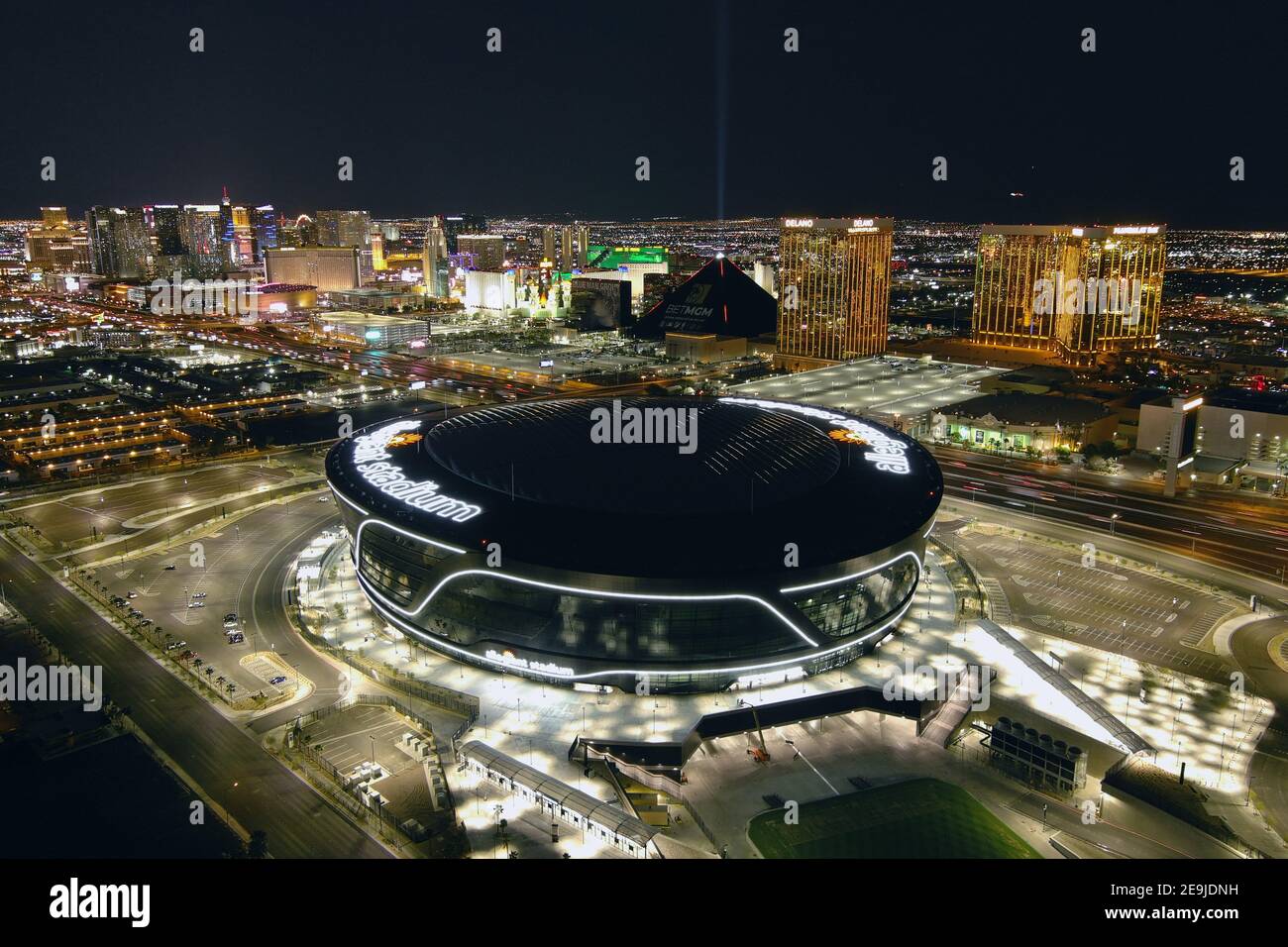 Una vista aerea dello stadio Allegiant, mercoledì 3 febbraio 2021, a Las Vegas. Lo stadio è la sede dei Las Vegas Raiders e dei ribelli dell'UNLV. Foto Stock