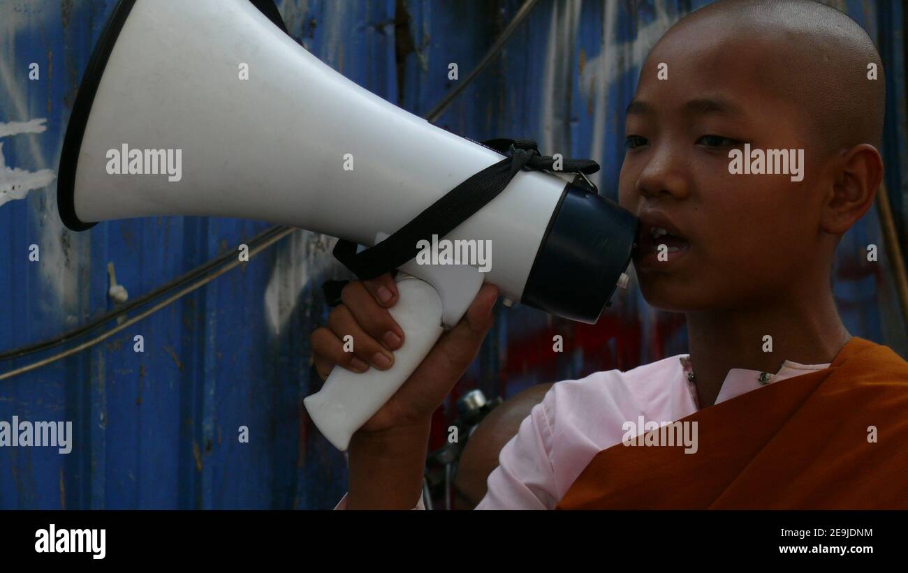 Suora buddista con altoparlante (Myanmar) Foto Stock