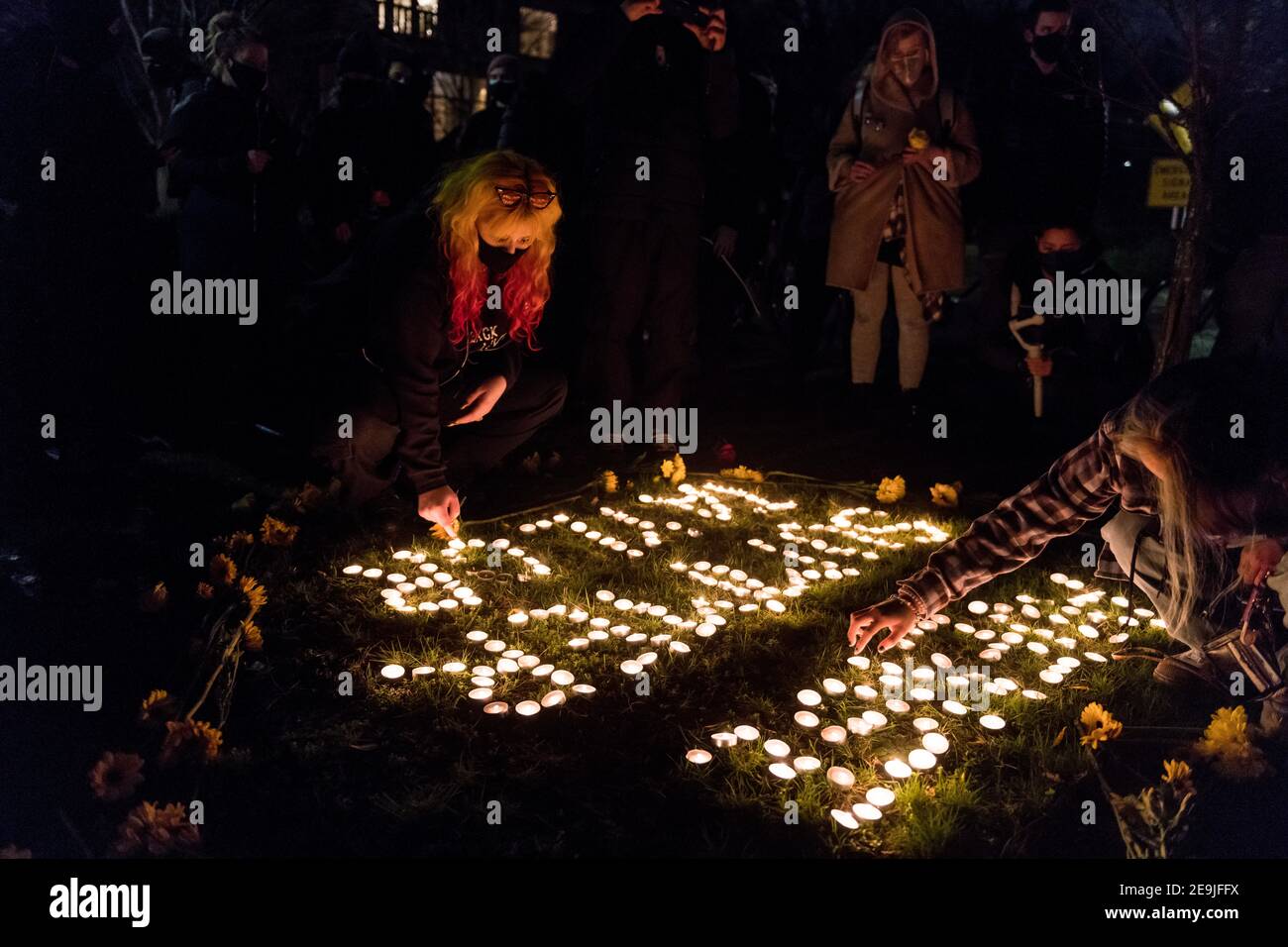 Seattle, Stati Uniti. 4 Feb 2021. In tarda serata fuori dall'ufficio della Seattle Washington state Patrol. I manifestanti hanno creato una veglia a lume di candela per Summer Taylor e per tutti coloro che hanno perso la vita lottando per la giustizia. Summer Taylor e Diaz Love sono stati colpiti da un pilota nell'Interstate 5 nel centro di Seattle, mentre un gruppo di attivisti BLM ha tenuto una protesta. Credit: James Anderson/Alamy Live News Foto Stock